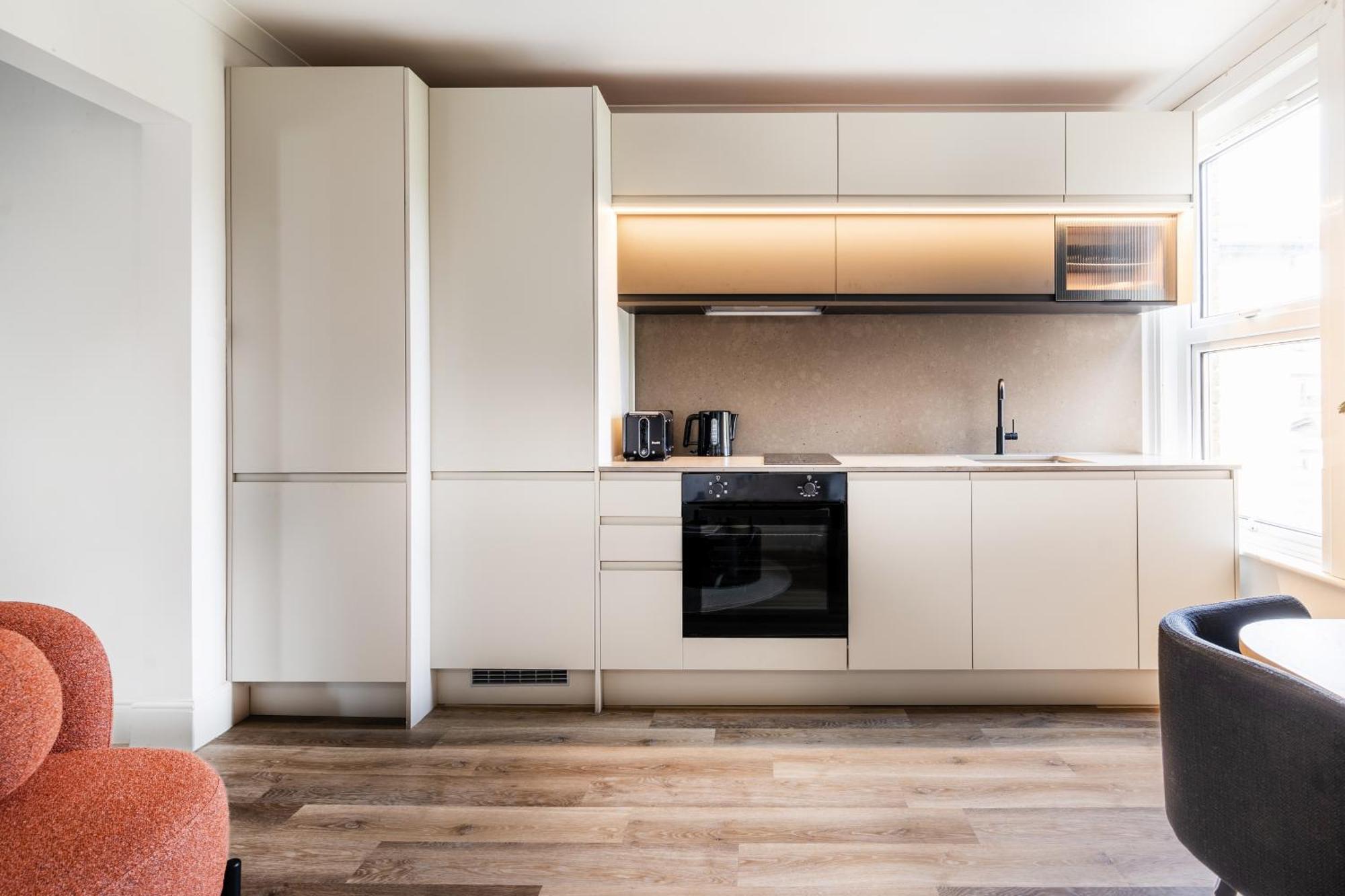 Newly Designed, 2Br Apt, 5Min From Northwood London Tube Station, Nato Hq, Ideal For Wembley, Warner Studio, Contractors Exterior photo