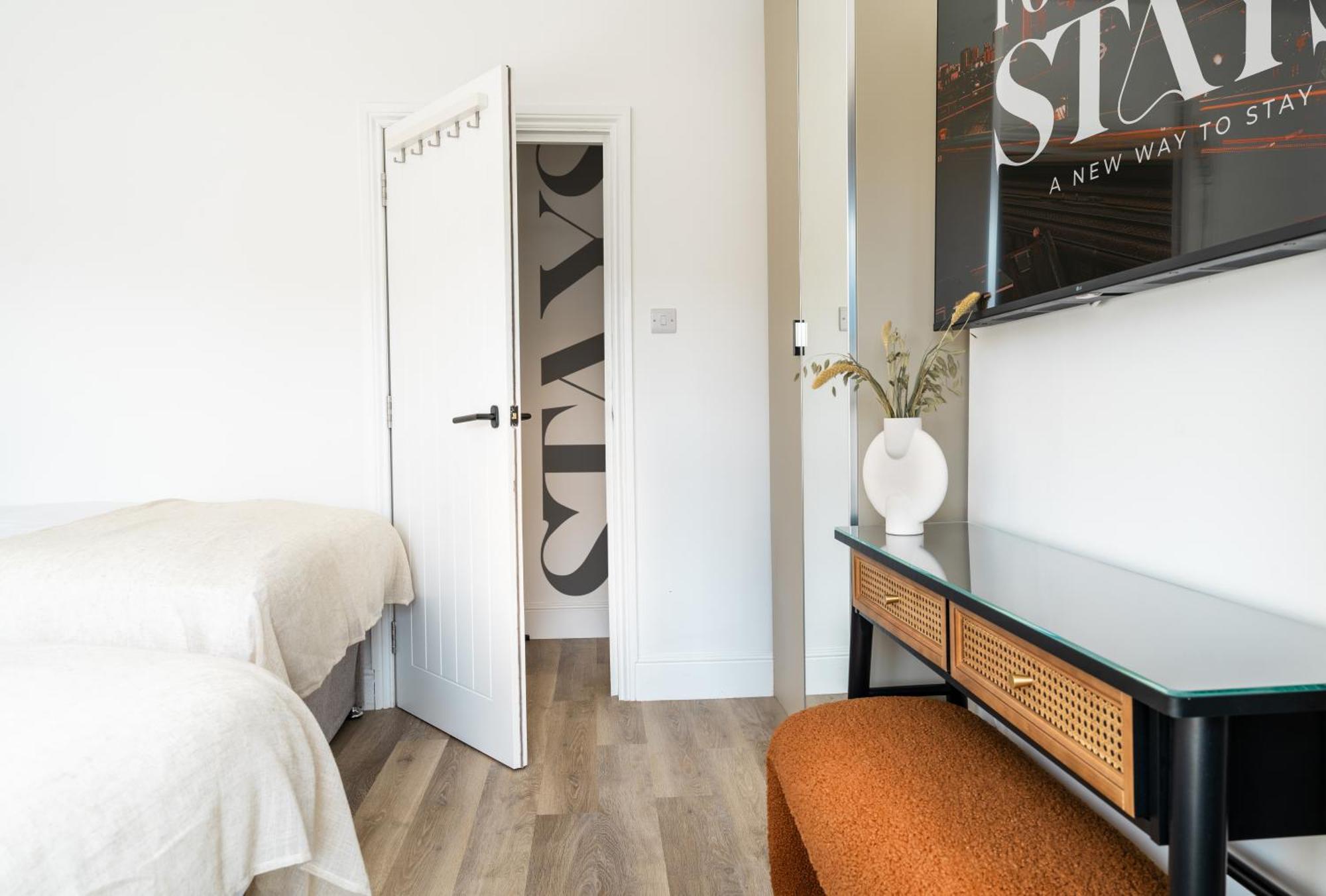 Newly Designed, 2Br Apt, 5Min From Northwood London Tube Station, Nato Hq, Ideal For Wembley, Warner Studio, Contractors Exterior photo
